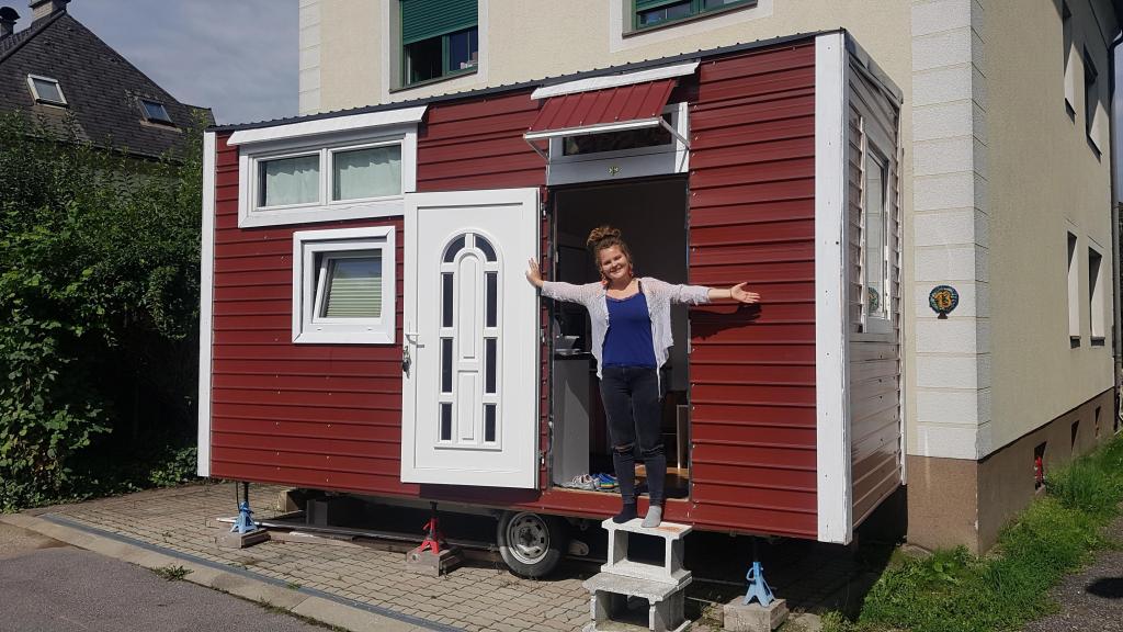 Maria Kravanja vor ihrem roten Tiny House
