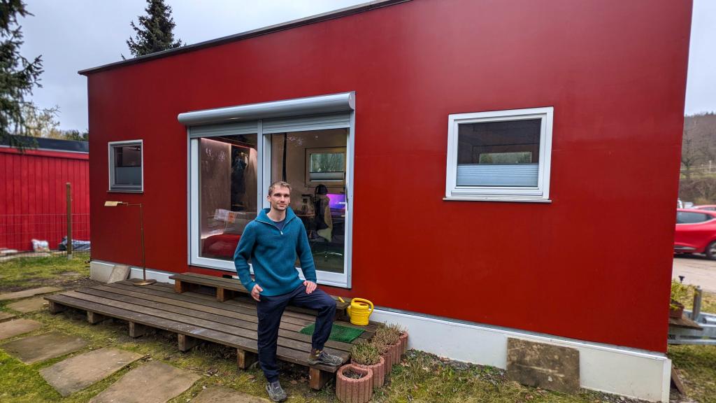 Melvin Strobl vor seinem selbst gebauten Tiny House